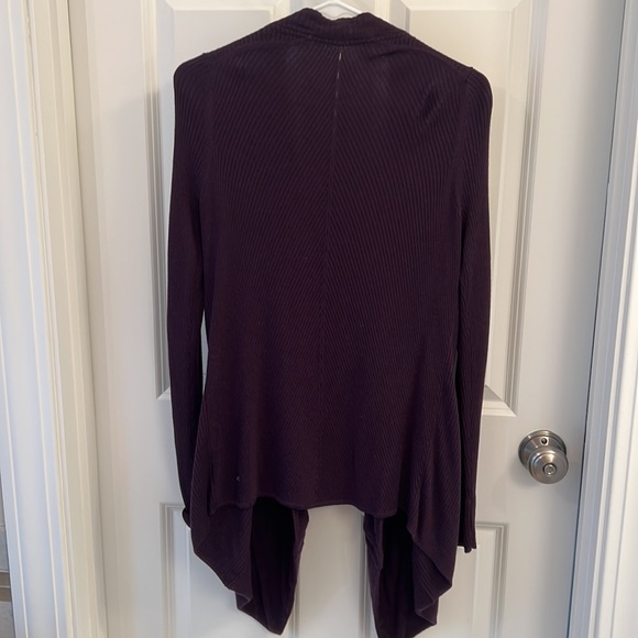 Lulu cardigan with zipper pockets, super soft. Used but good condition - Picture 5 of 6